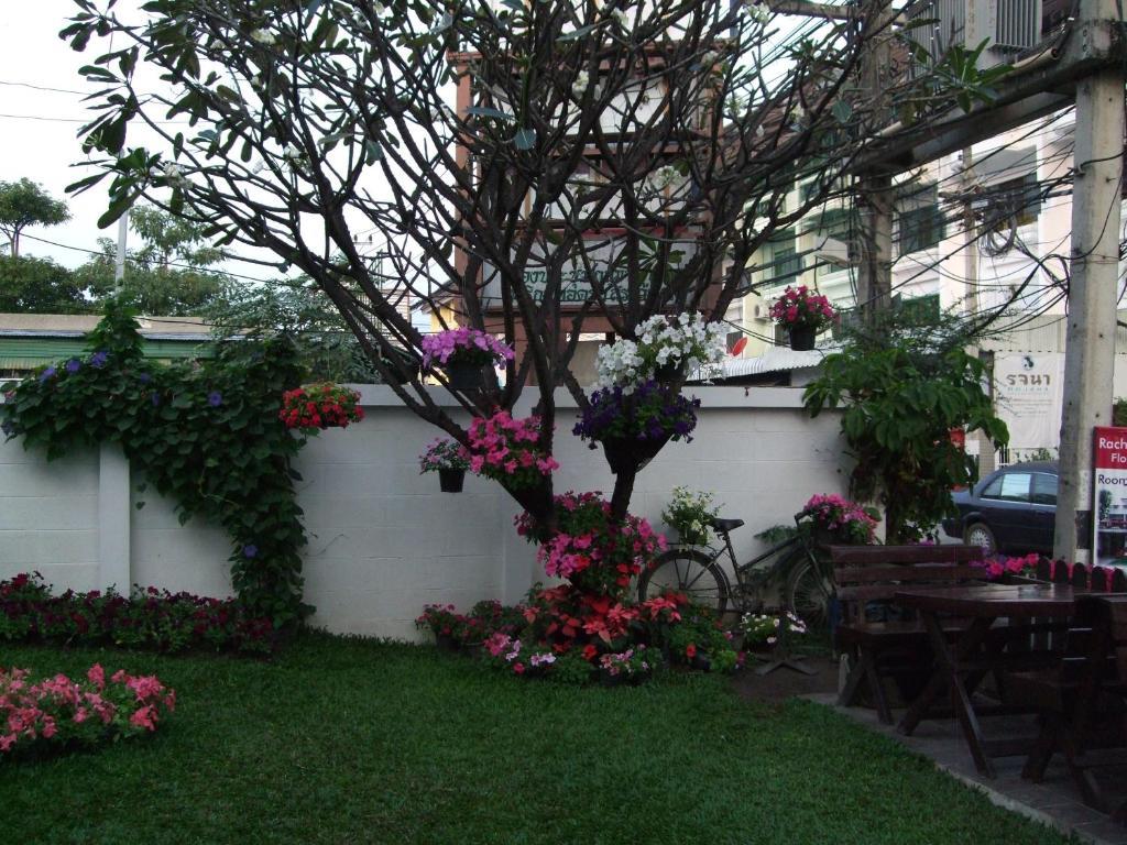 Отель Rachamankha Flora House Чиангмай Экстерьер фото