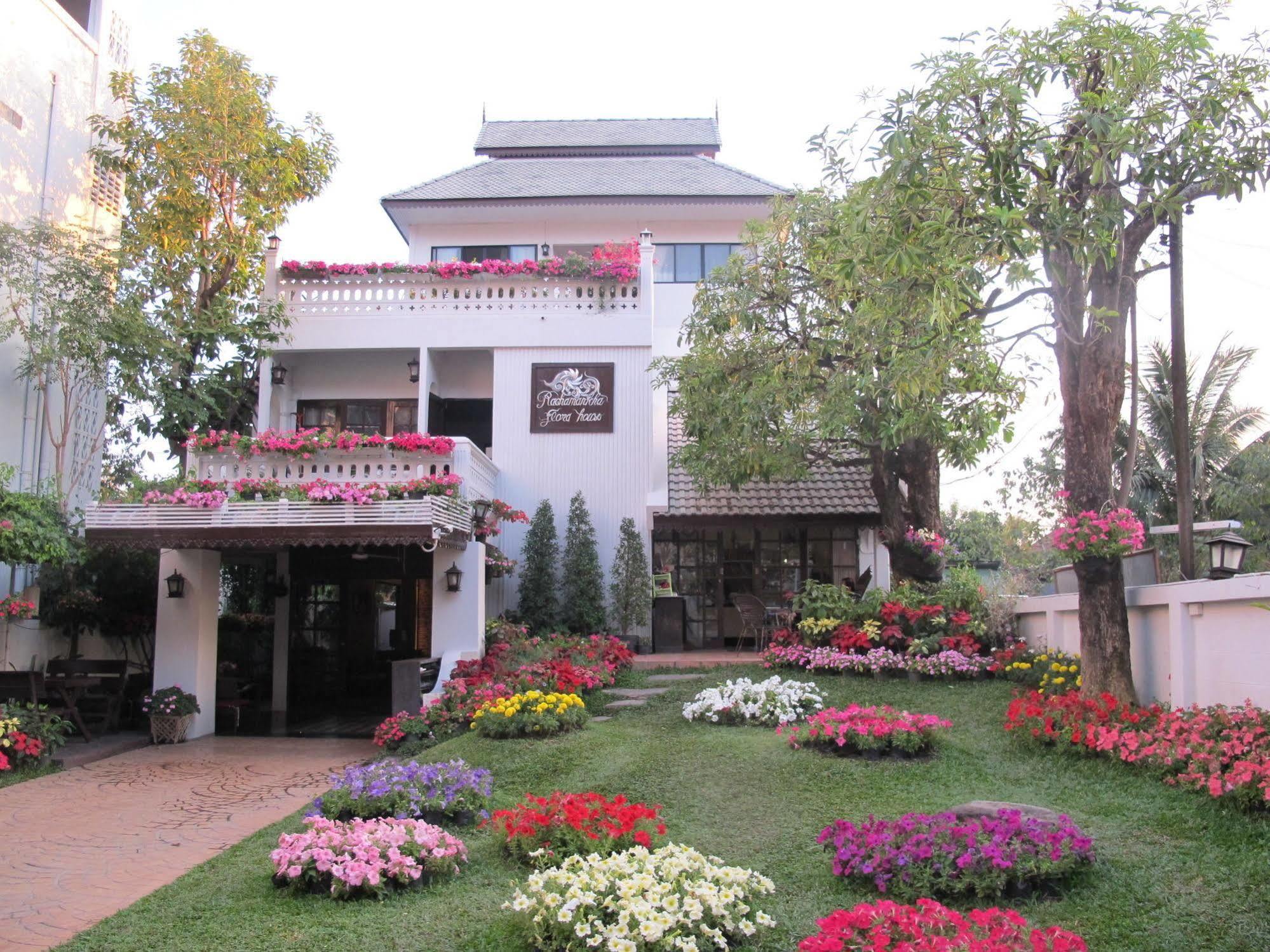 Отель Rachamankha Flora House Чиангмай Экстерьер фото